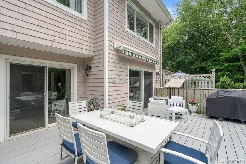Welcome to this stunning three bedroom, 2.5 bathroom townhome - photo 18