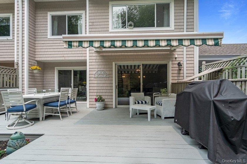 Welcome to this stunning three bedroom, 2.5 bathroom townhome - photo 19