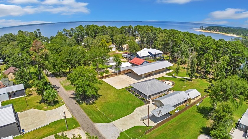 Welcome to your private lakeside retreat on the shores of Lake - photo 19