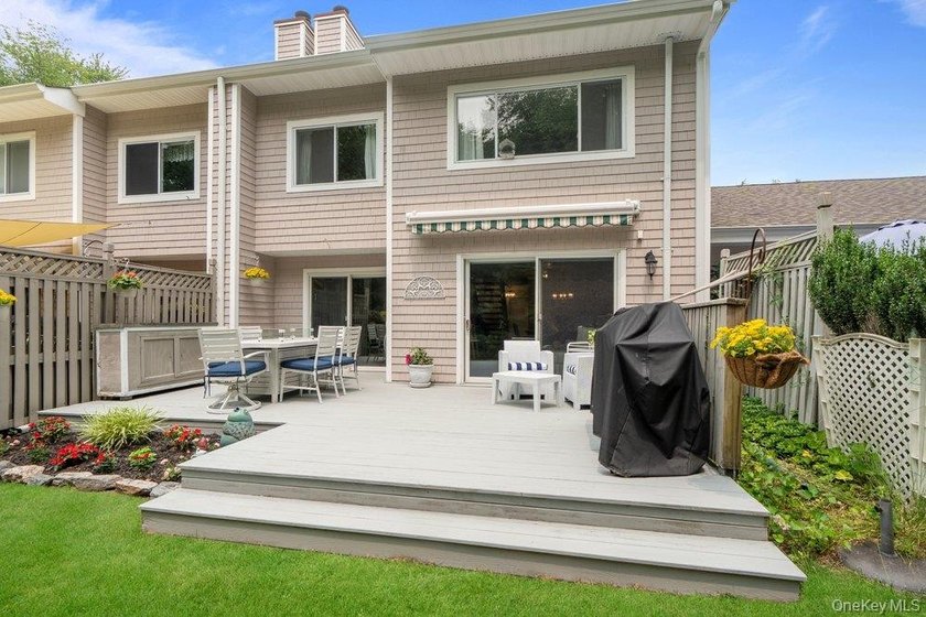Welcome to this stunning three bedroom, 2.5 bathroom townhome - photo 20