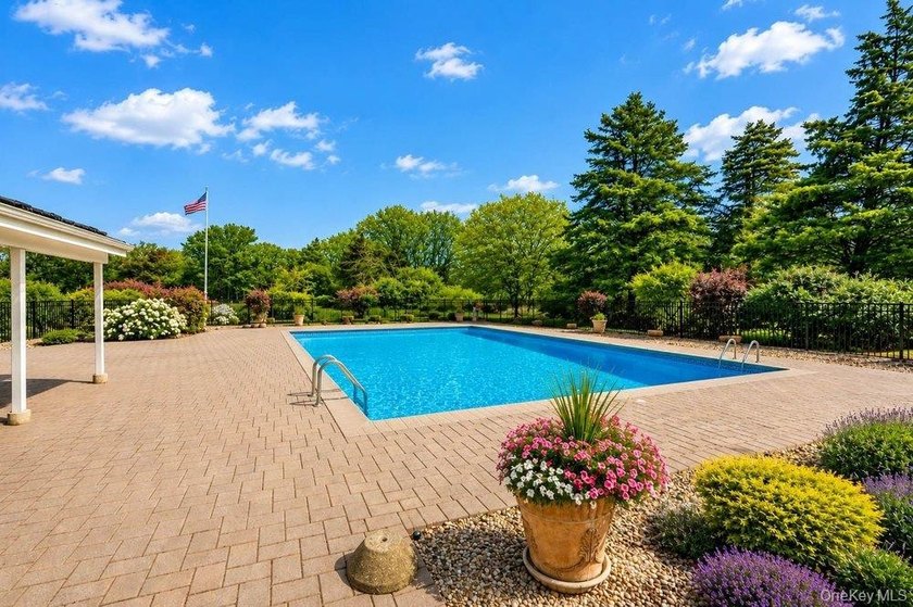 Welcome to this stunning three bedroom, 2.5 bathroom townhome - photo 22