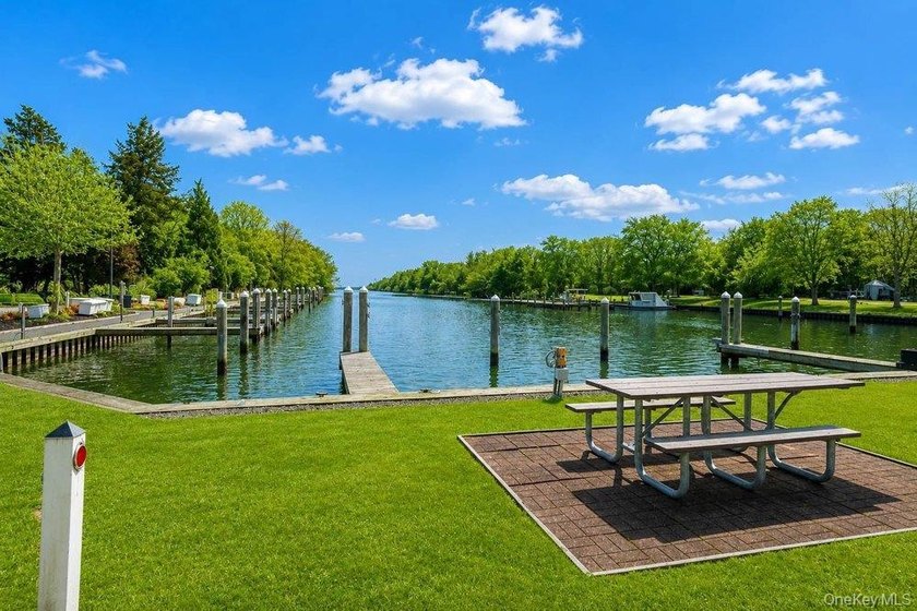Welcome to this stunning three bedroom, 2.5 bathroom townhome - photo 23