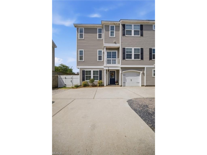 Affordable beach living in Shadowlawn. Beautiful two-unit - photo 2