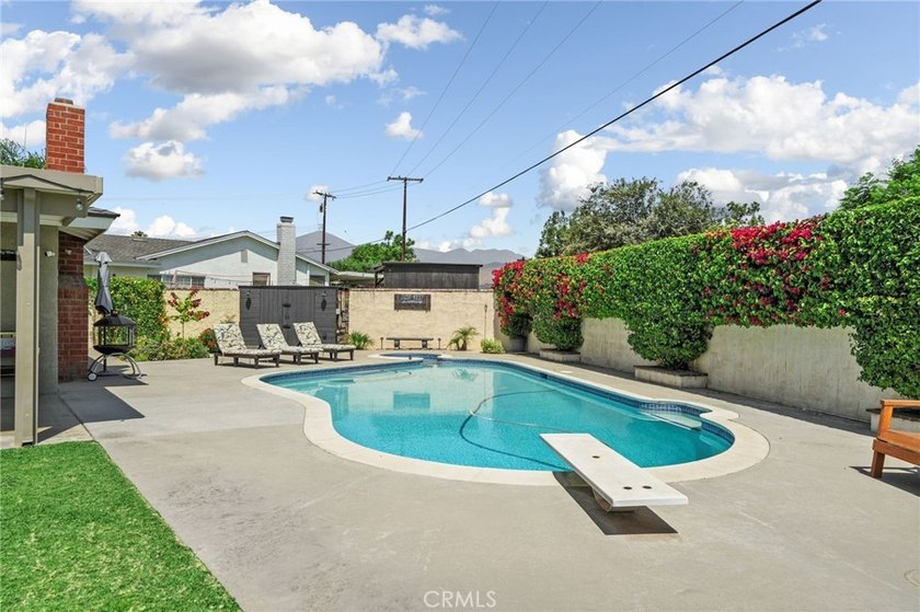 Nestled at the end of a peaceful cul-de-sac in one of Redlands' - photo 2