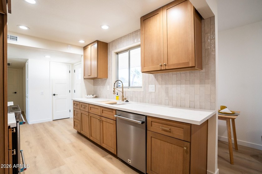 Why settle for outdated when you can have practically brand new? - photo 10