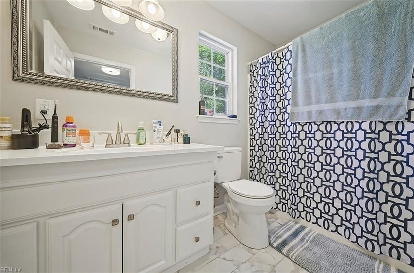 Beautifully renovated bungalow blending charm with modern - photo 11