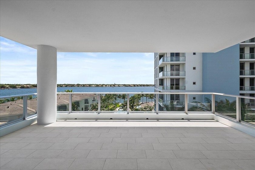 Luxury waterfront living in the heart of North Palm Beach. This - photo 9