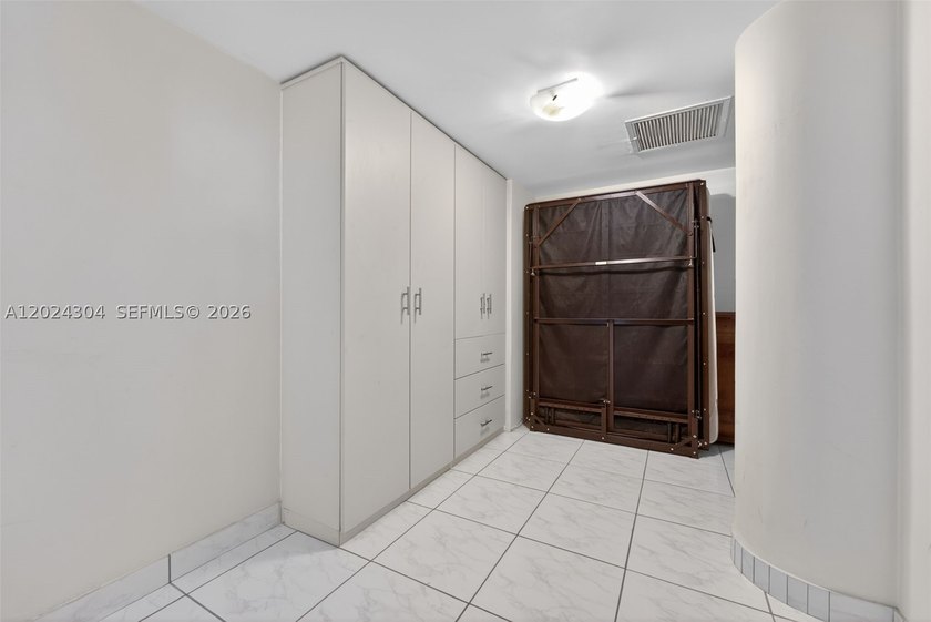 Experience the ultimate Miami Beach lifestyle at King Cole - photo 11