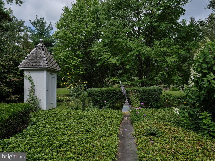More than 800ft down a tree lined country drive way, flanked by - photo 42