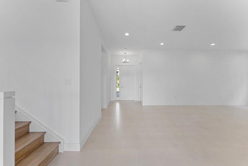 Welcome to Lotus Palm, where luxury meets contemporary living in - photo 4