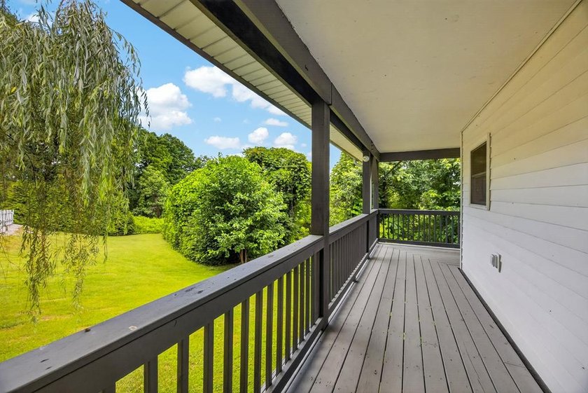 Beautiful rural setting with views of rolling farmland not far - photo 2