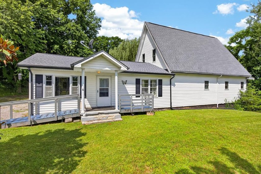 Beautiful rural setting with views of rolling farmland not far - photo 3