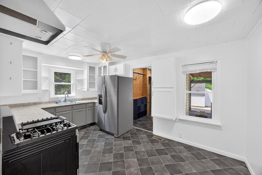 Beautiful rural setting with views of rolling farmland not far - photo 8