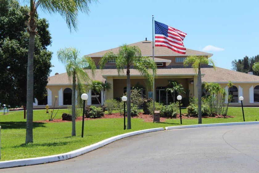 Welcome to your perfect sunny Florida getaway! This beautifully - photo 27
