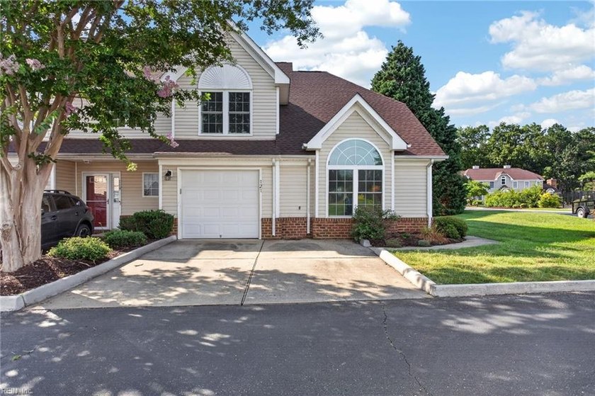 Move-In Ready End Unit Townhome - 3-bedroom, 2.5-bath end unit - photo 5