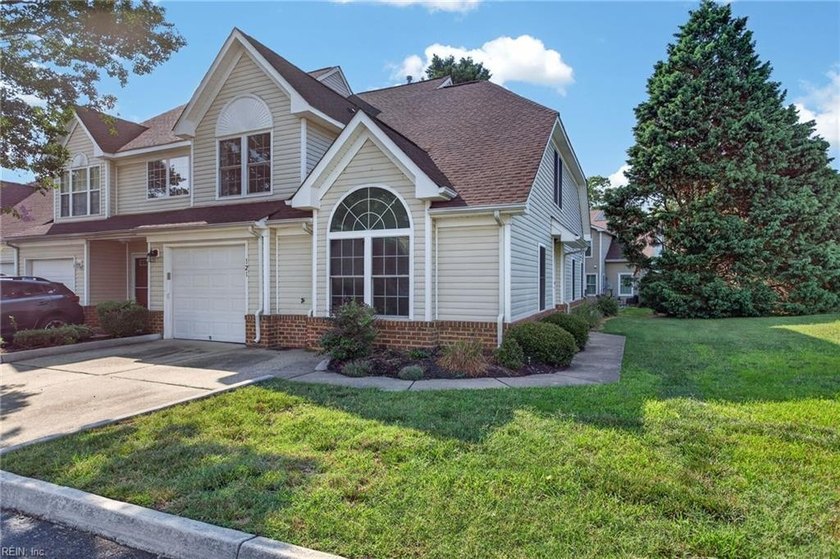 Move-In Ready End Unit Townhome - 3-bedroom, 2.5-bath end unit - photo 6