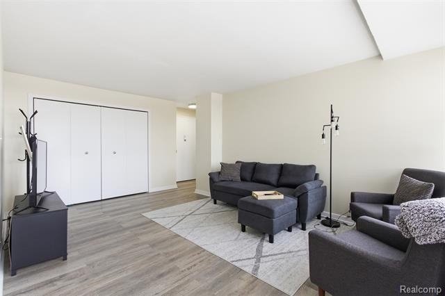 This turn-key unit is gorgeous and completely renovated with new - photo 6