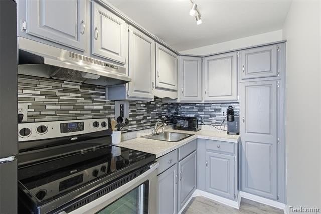 This turn-key unit is gorgeous and completely renovated with new - photo 10