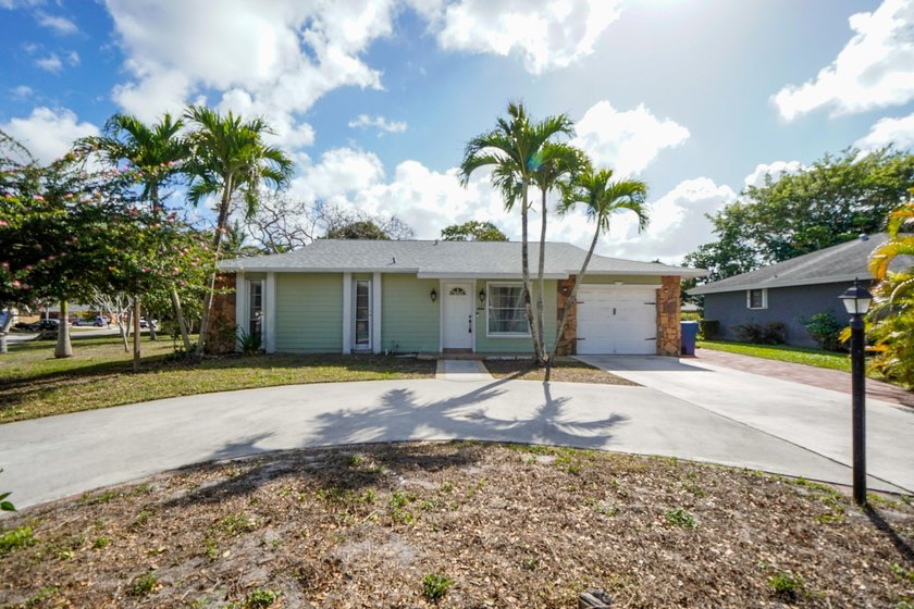 Welcome to this charming single-story residence in the Willows - photo 4