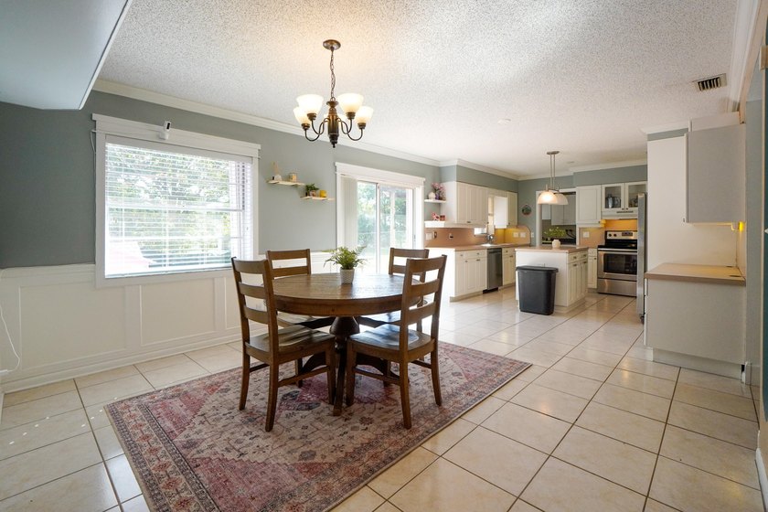 Welcome to this charming single-story residence in the Willows - photo 5
