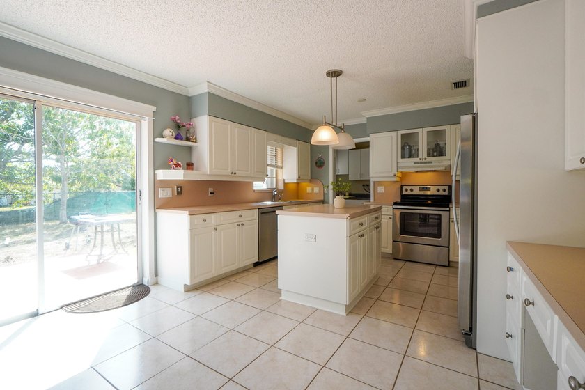 Welcome to this charming single-story residence in the Willows - photo 6