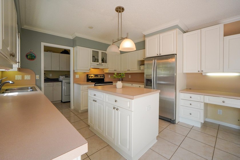 Welcome to this charming single-story residence in the Willows - photo 7