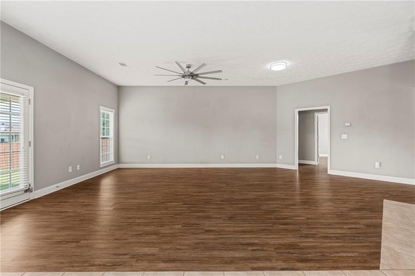 Welcome to Yorktown Subdivision! This beautiful 3-bedroom - photo 11