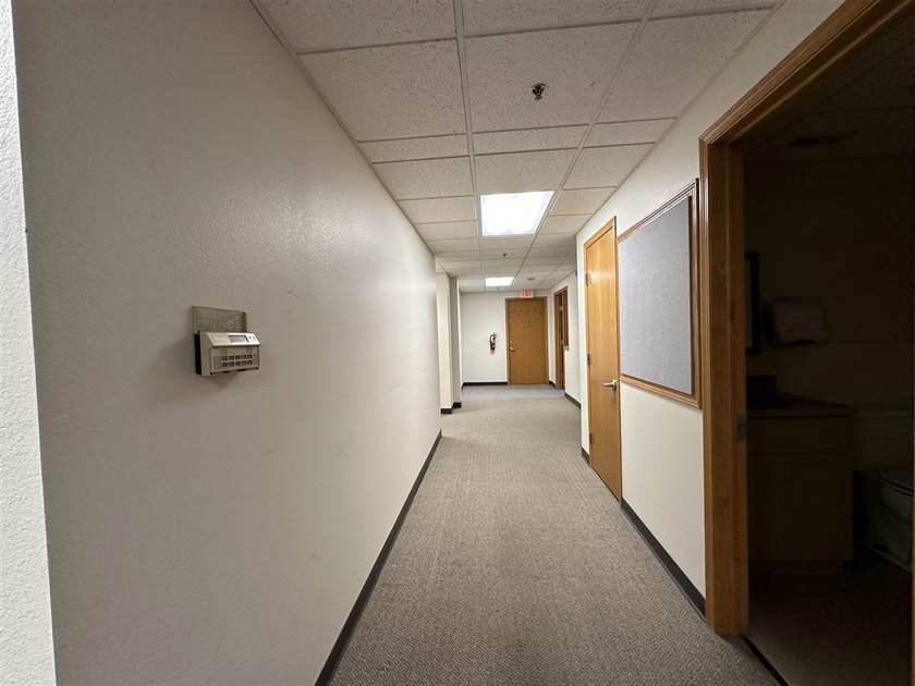 This large office offers 14 private offices, enclosed reception - photo 14