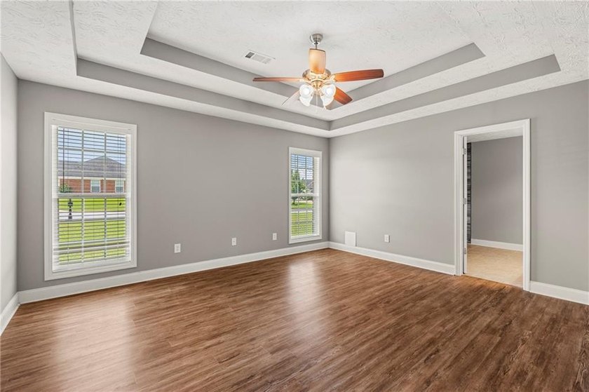 Welcome to Yorktown Subdivision! This beautiful 3-bedroom - photo 14