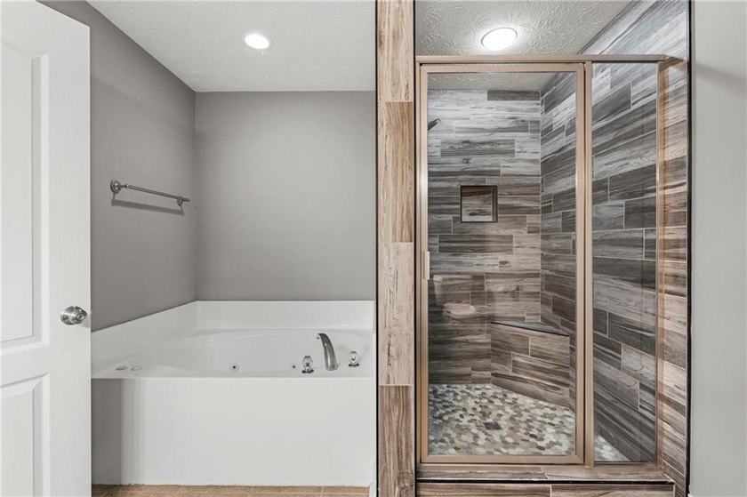 Welcome to Yorktown Subdivision! This beautiful 3-bedroom - photo 16