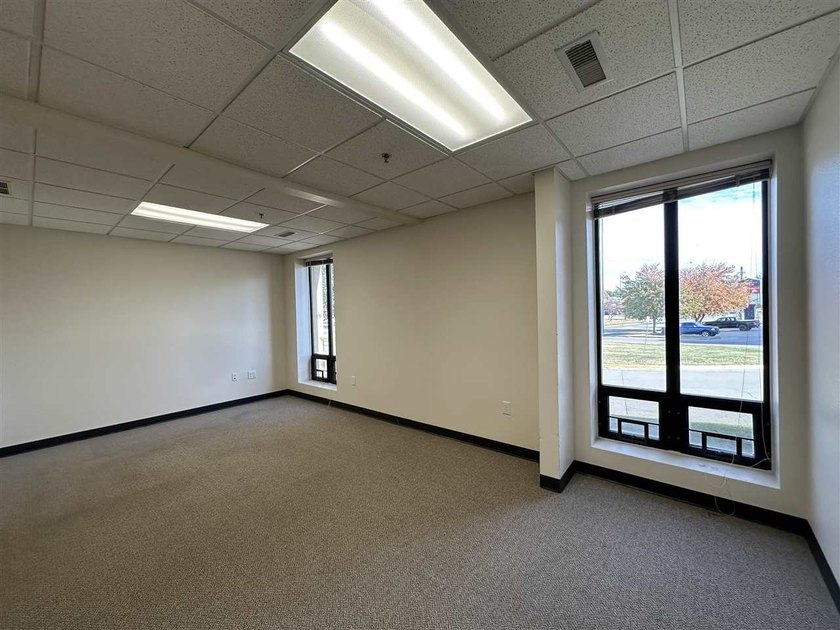 This large office offers 14 private offices, enclosed reception - photo 17