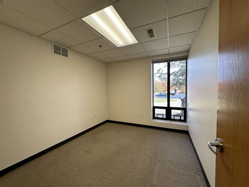 This large office offers 14 private offices, enclosed reception - photo 20