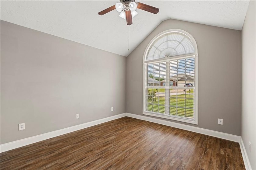 Welcome to Yorktown Subdivision! This beautiful 3-bedroom - photo 20
