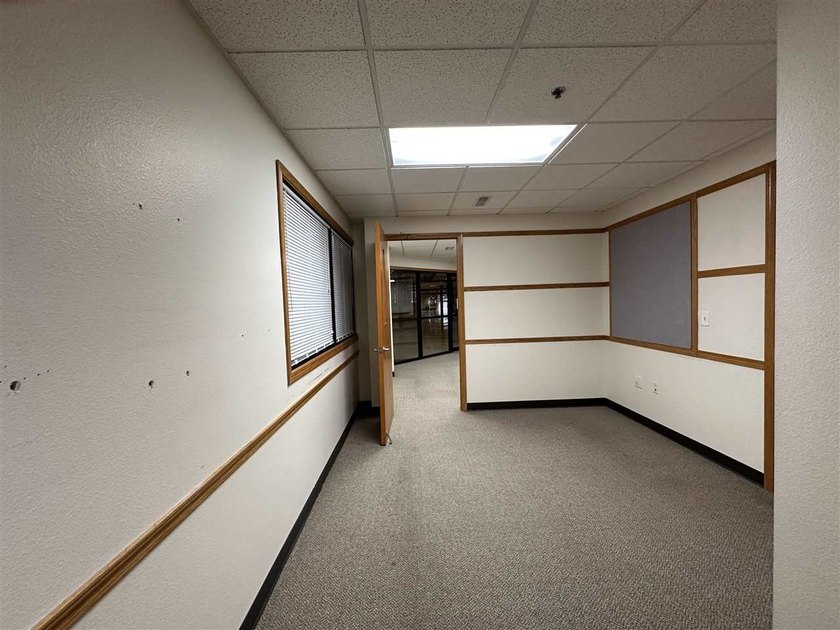 This large office offers 14 private offices, enclosed reception - photo 23