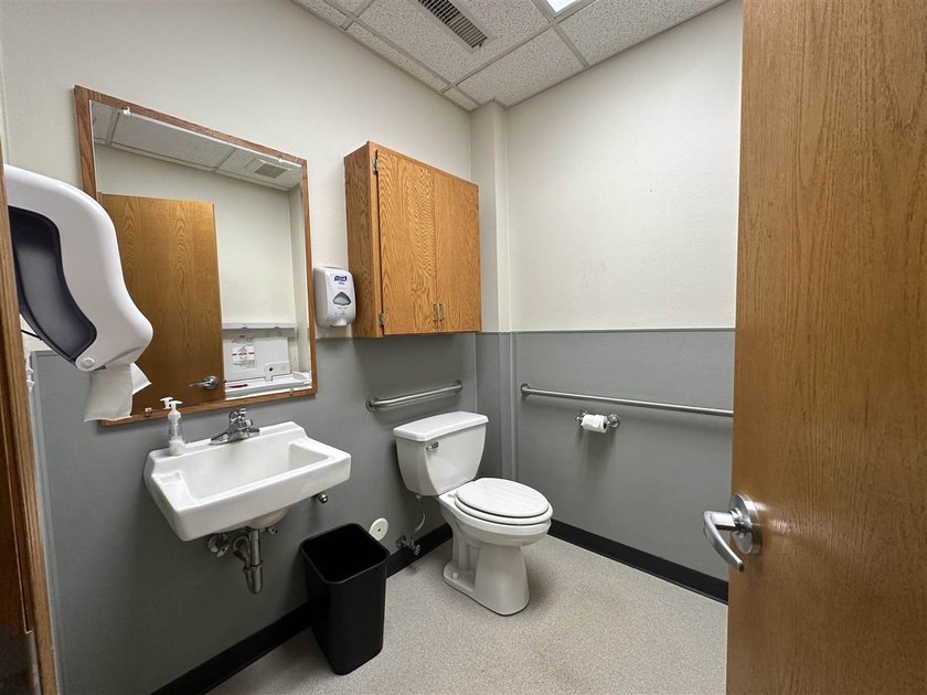 This large office offers 14 private offices, enclosed reception - photo 25