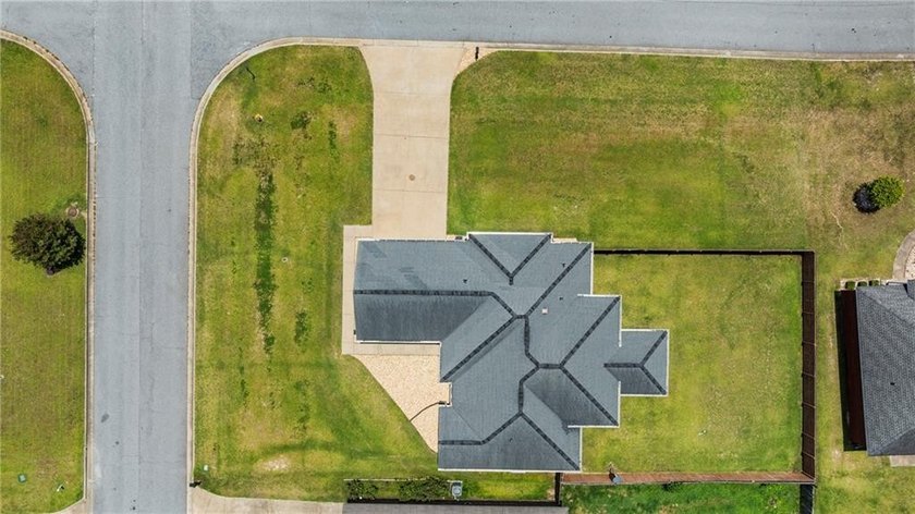 Welcome to Yorktown Subdivision! This beautiful 3-bedroom - photo 27