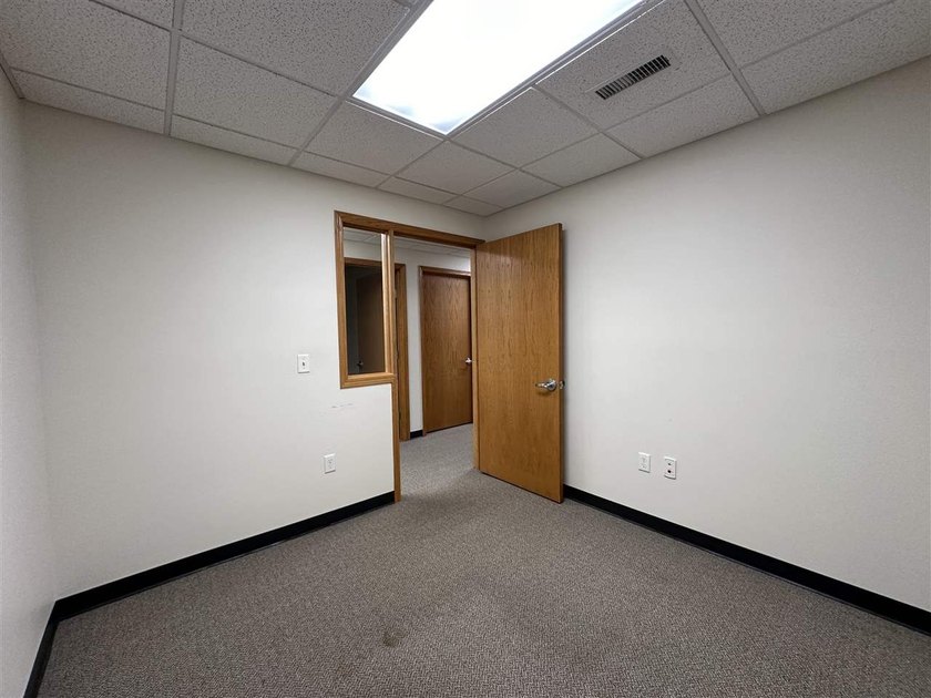 This large office offers 14 private offices, enclosed reception - photo 32