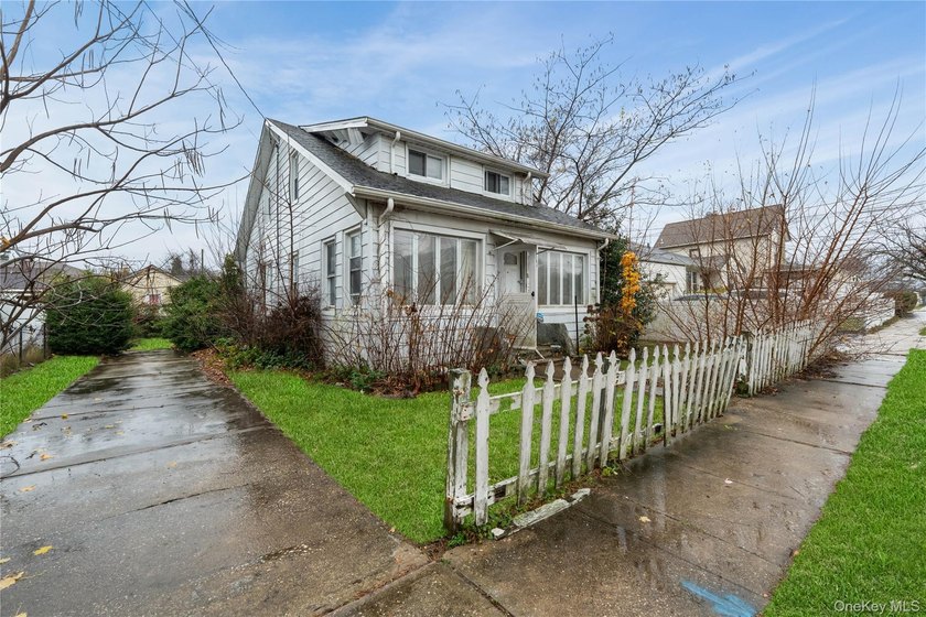 Three-bedroom bungalow with unfinished basement, large back yard - photo 2