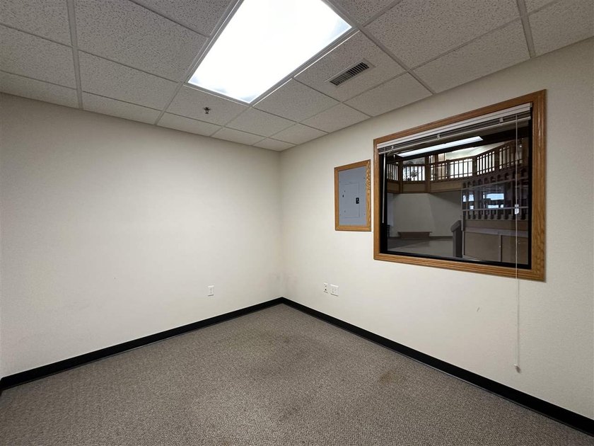 This large office offers 14 private offices, enclosed reception - photo 34