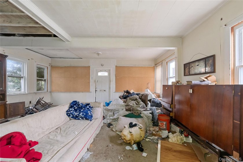 Three-bedroom bungalow with unfinished basement, large back yard - photo 4