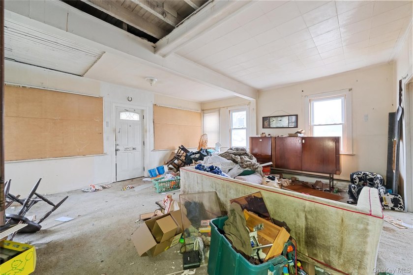 Three-bedroom bungalow with unfinished basement, large back yard - photo 6