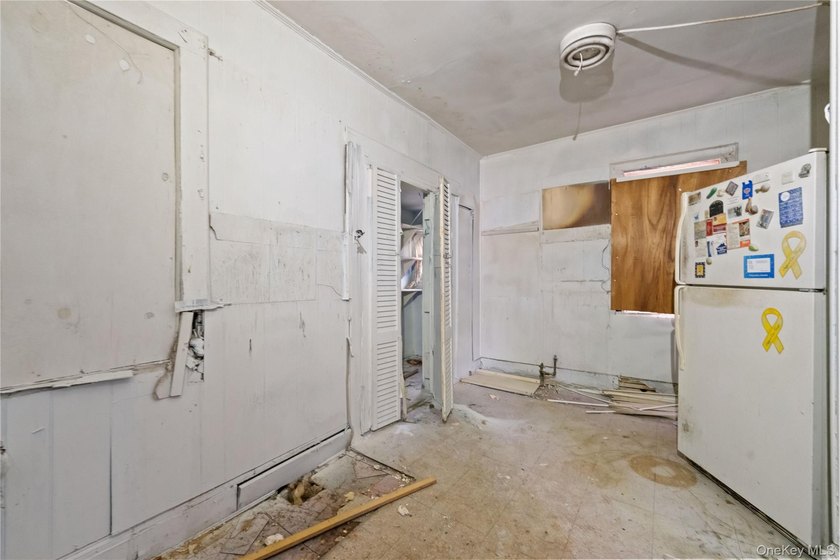 Three-bedroom bungalow with unfinished basement, large back yard - photo 9
