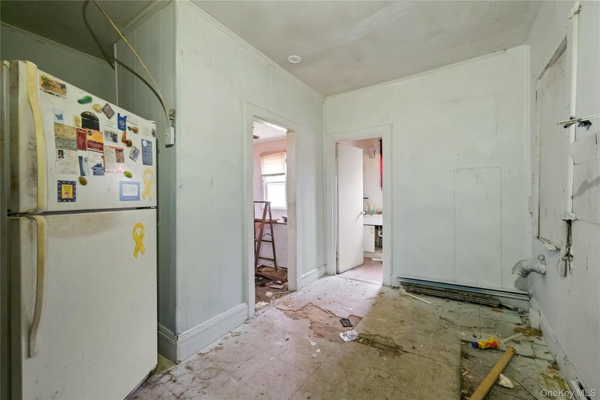 Three-bedroom bungalow with unfinished basement, large back yard - photo 10