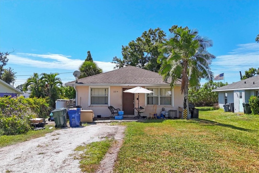 Welcome to 2214 Park Rd - a charming Florida retreat where - photo 5