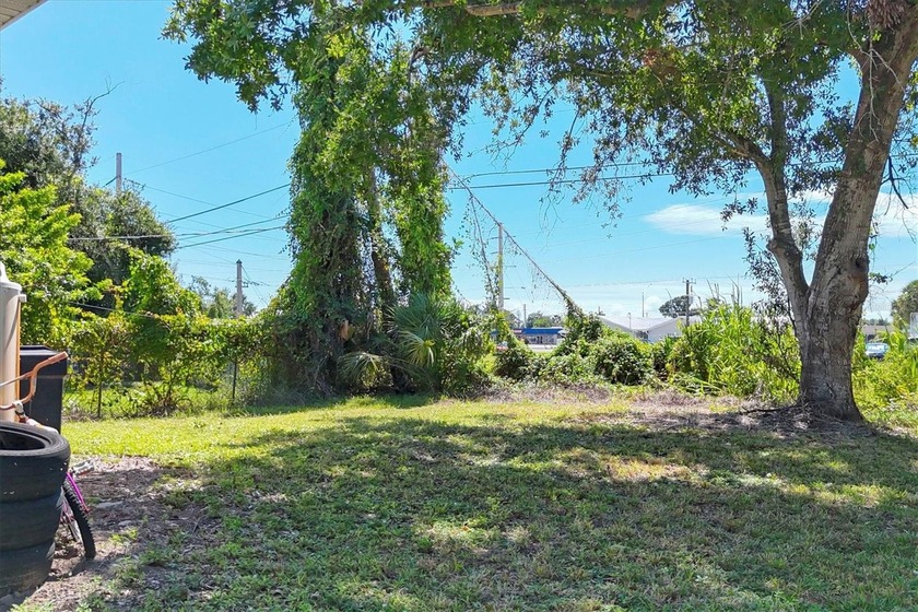 Welcome to 2214 Park Rd - a charming Florida retreat where - photo 6