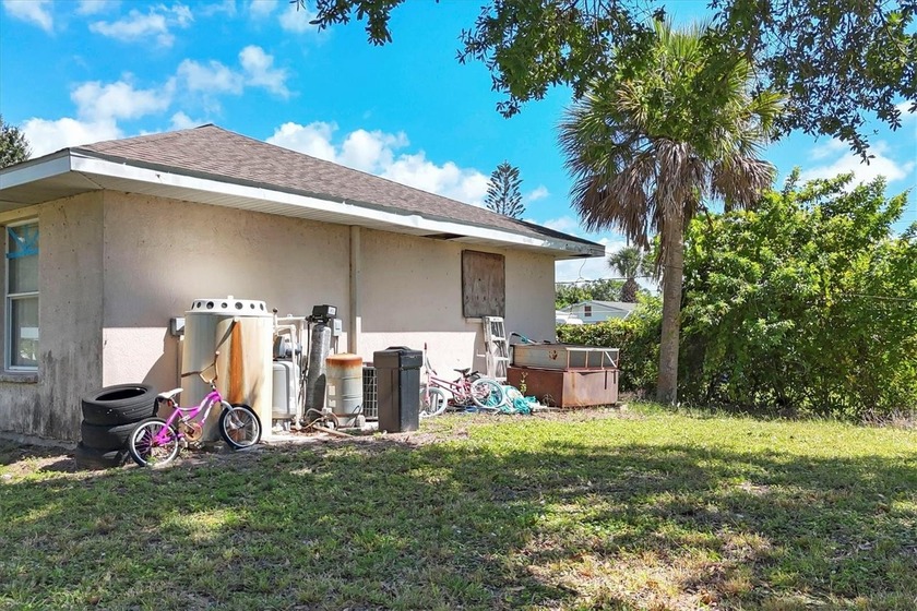 Welcome to 2214 Park Rd - a charming Florida retreat where - photo 7