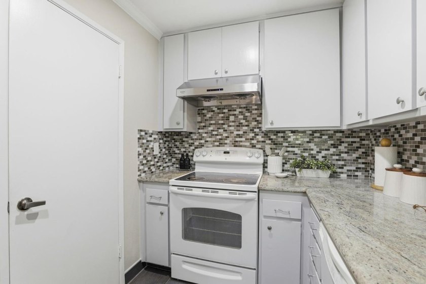 Open House Sun 6/7 12pm-2pm! Welcome to this upgraded 1BR/1BTH - photo 7