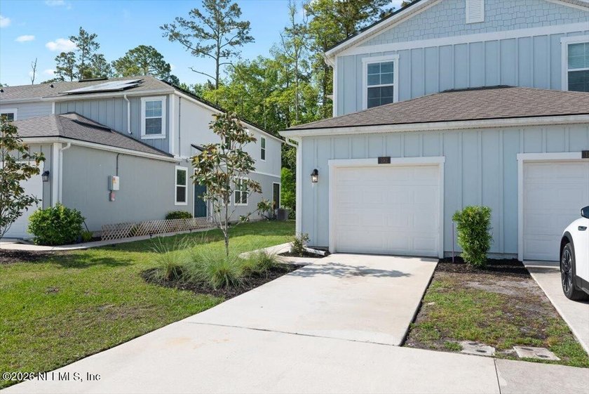 Desirable END-UNIT townhome and featuring 3 BEDROOMS, 2.5 BATHS - photo 9