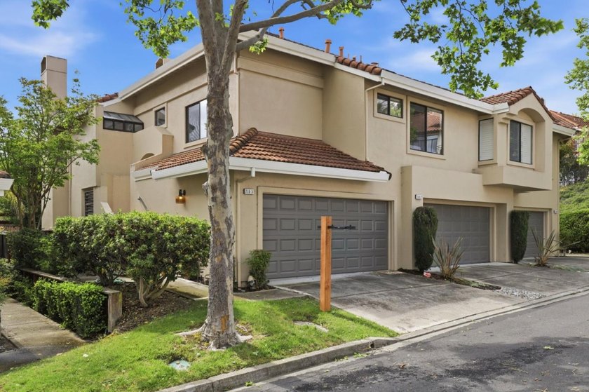 Welcome to this bright and open home in the desirable GATED - photo 2