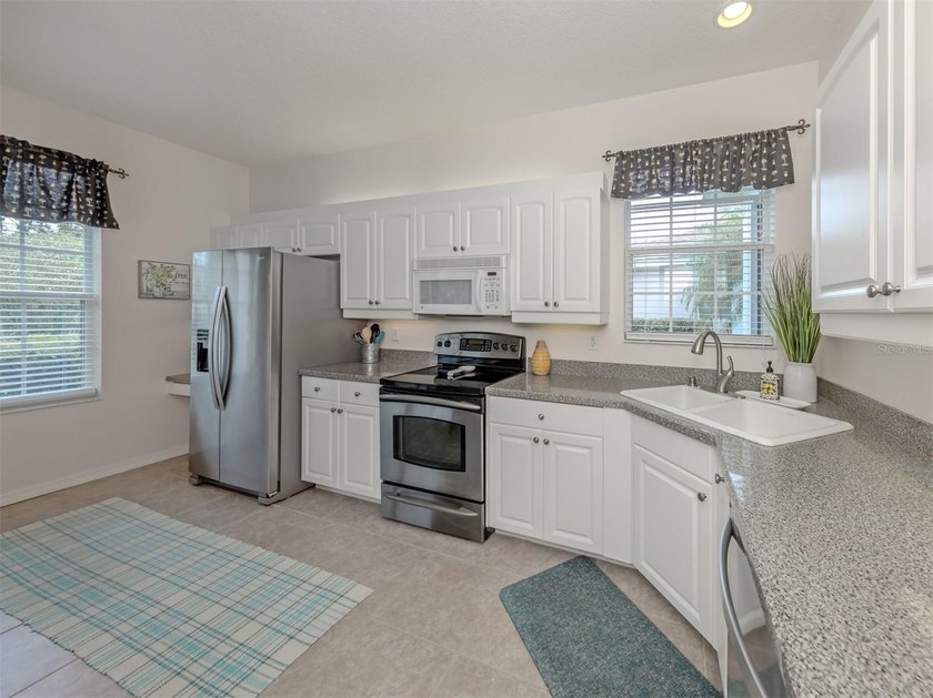 Beautifully maintained and offered furnished, this three-bedroom - photo 11